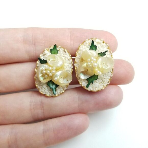 Vintage Cream Color Seashell Cluster Clip On Earrings, Oval Floral Design, Retro - Picture 4 of 6